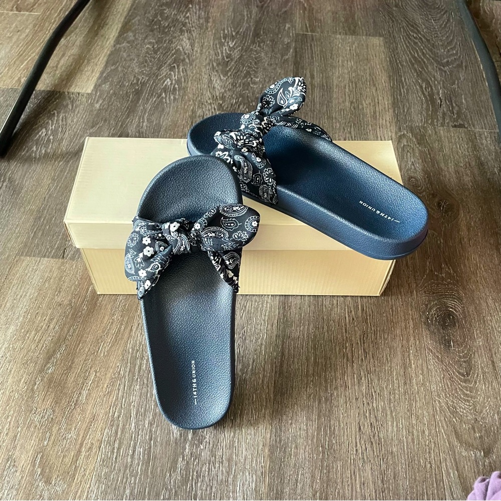 New 14th & Union Navy Blue Tie-Knot Bandana Slide Sandals Women’s 5